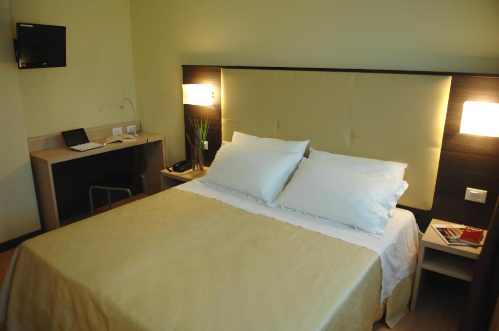 Postel nebo postele na pokoji v ubytování Hotel Alverì
