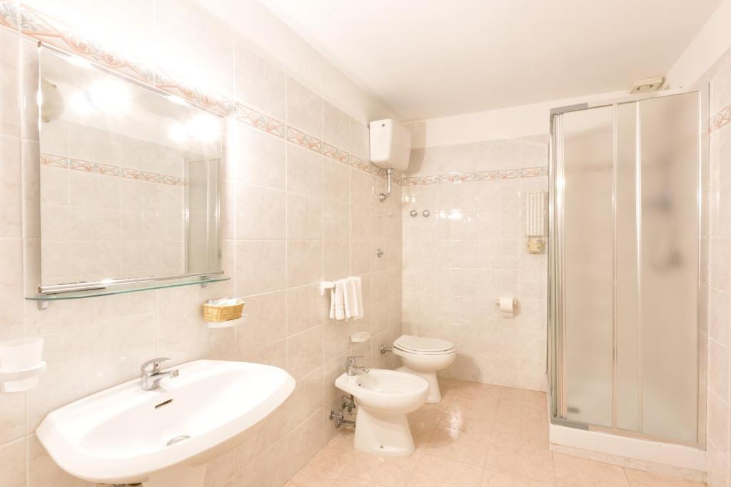 Koupelna v ubytování Sisters Hotel