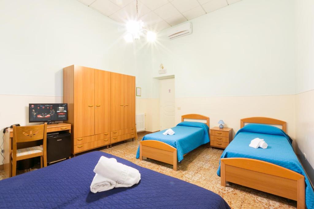 Postel nebo postele na pokoji v ubytování Sisters Hotel