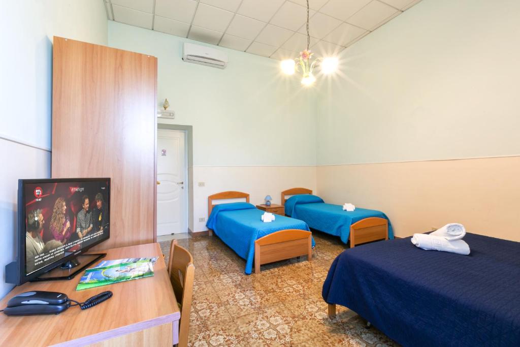 TV a/nebo společenská místnost v ubytování Sisters Hotel