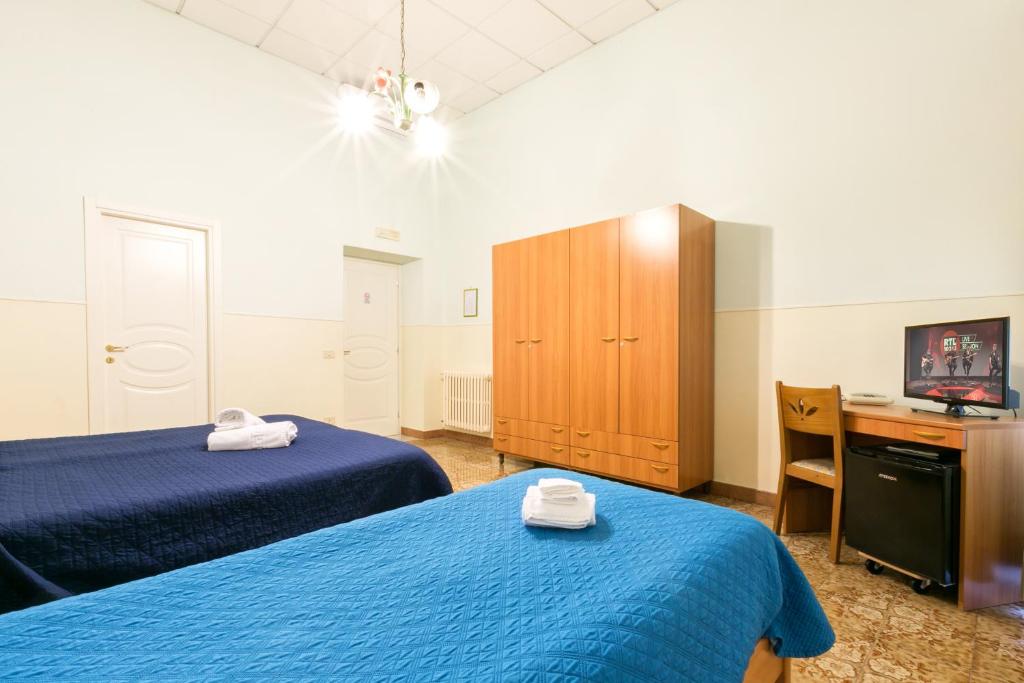 Postel nebo postele na pokoji v ubytování Sisters Hotel