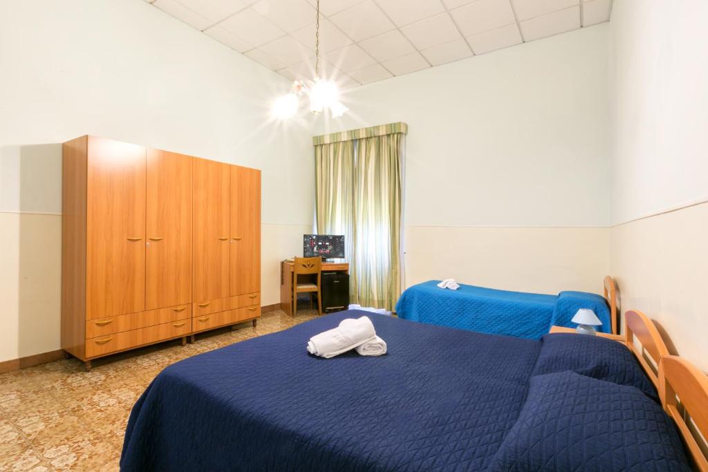Postel nebo postele na pokoji v ubytování Sisters Hotel