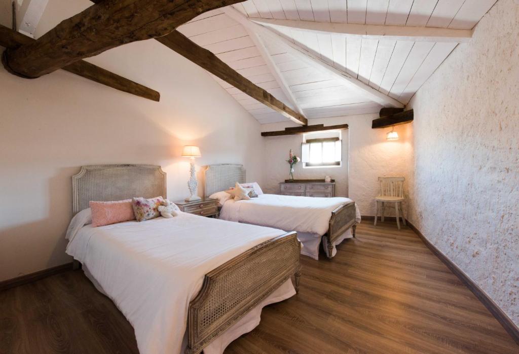 A bed or beds in a room at La Casa de la Vieja - Rustic & Charming Appartments