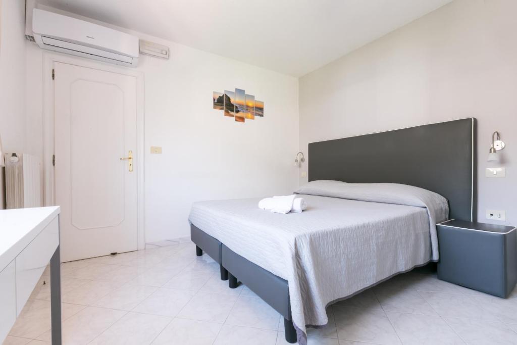 Postel nebo postele na pokoji v ubytování Sisters Hotel