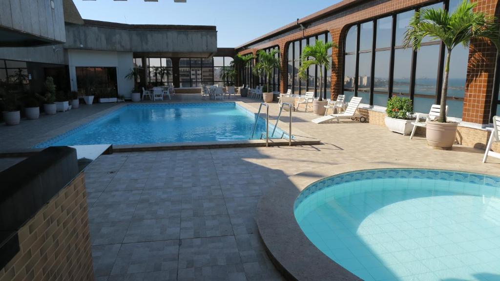 The swimming pool at or near Apartamento em frente ao mar Praia da Costa