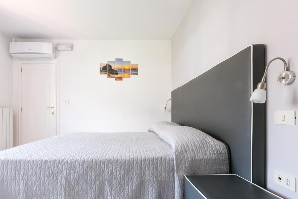 Postel nebo postele na pokoji v ubytování Sisters Hotel