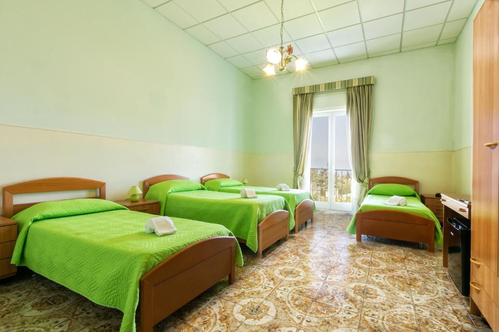 Postel nebo postele na pokoji v ubytování Sisters Hotel