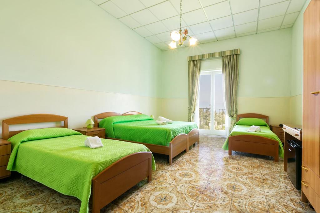 Postel nebo postele na pokoji v ubytování Sisters Hotel
