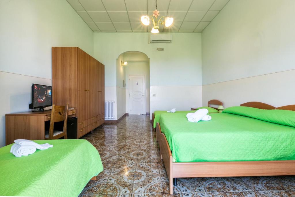 Postel nebo postele na pokoji v ubytování Sisters Hotel