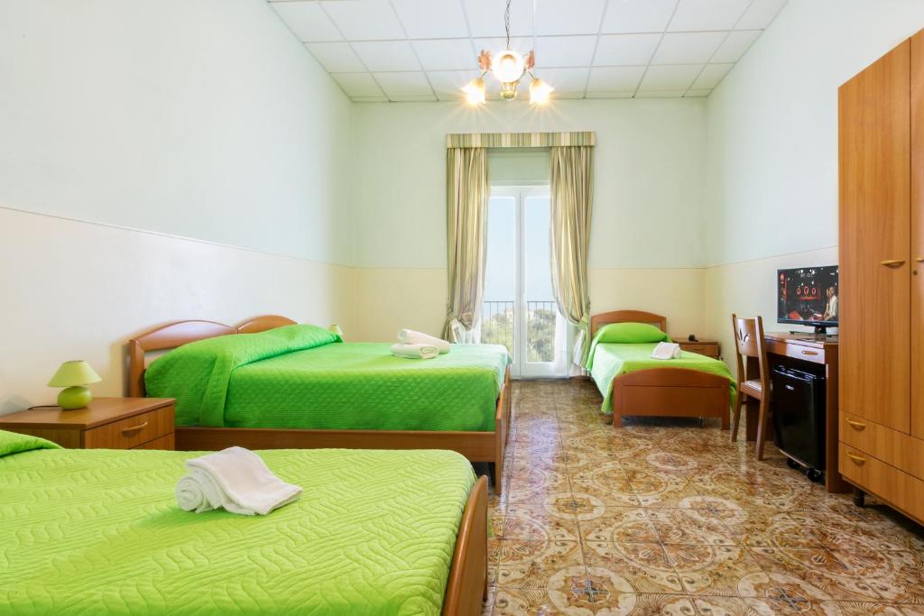Postel nebo postele na pokoji v ubytování Sisters Hotel