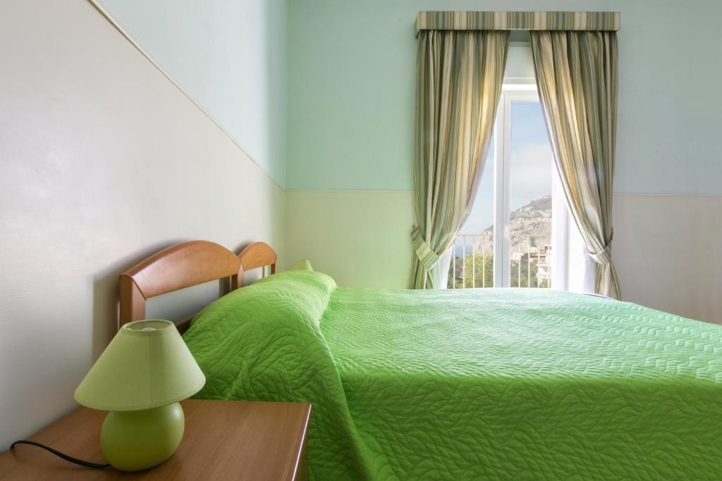 Postel nebo postele na pokoji v ubytování Sisters Hotel