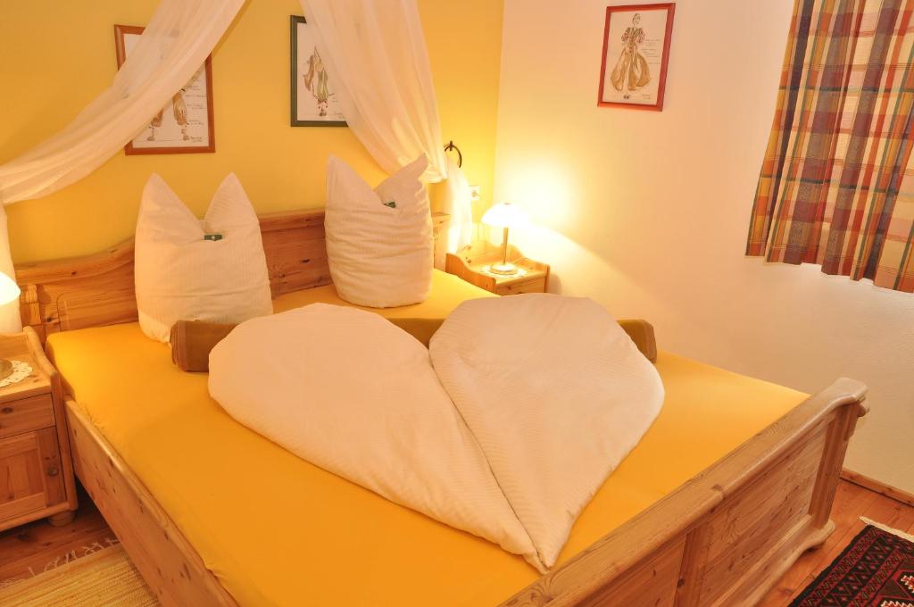 Una cama con un corazón hecho de almohadas en Urlaub am Haberlehof, en Gurk