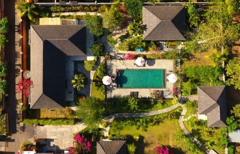 an overhead view of a house with a swimming pool at Taman Dewi Sri Villa et Bungalow in Pemuteran