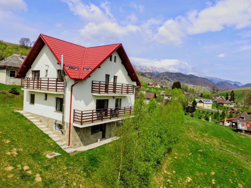 希爾內亞的住宿－MonteCrai，绿色田野上一座红色屋顶的房子