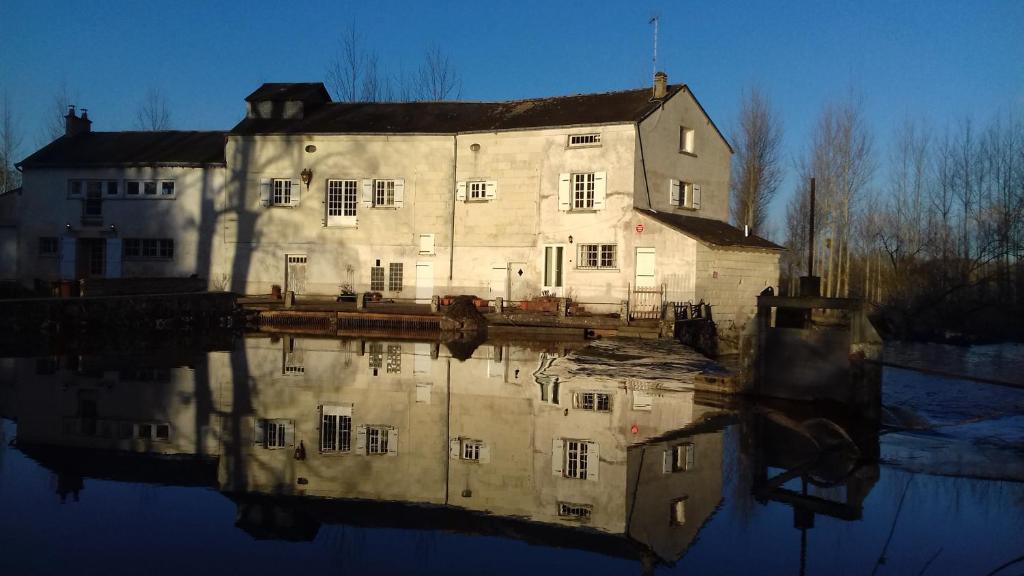 an old building with its reflection in the water at Moulin2Roues in Artannes-sur-Thouet