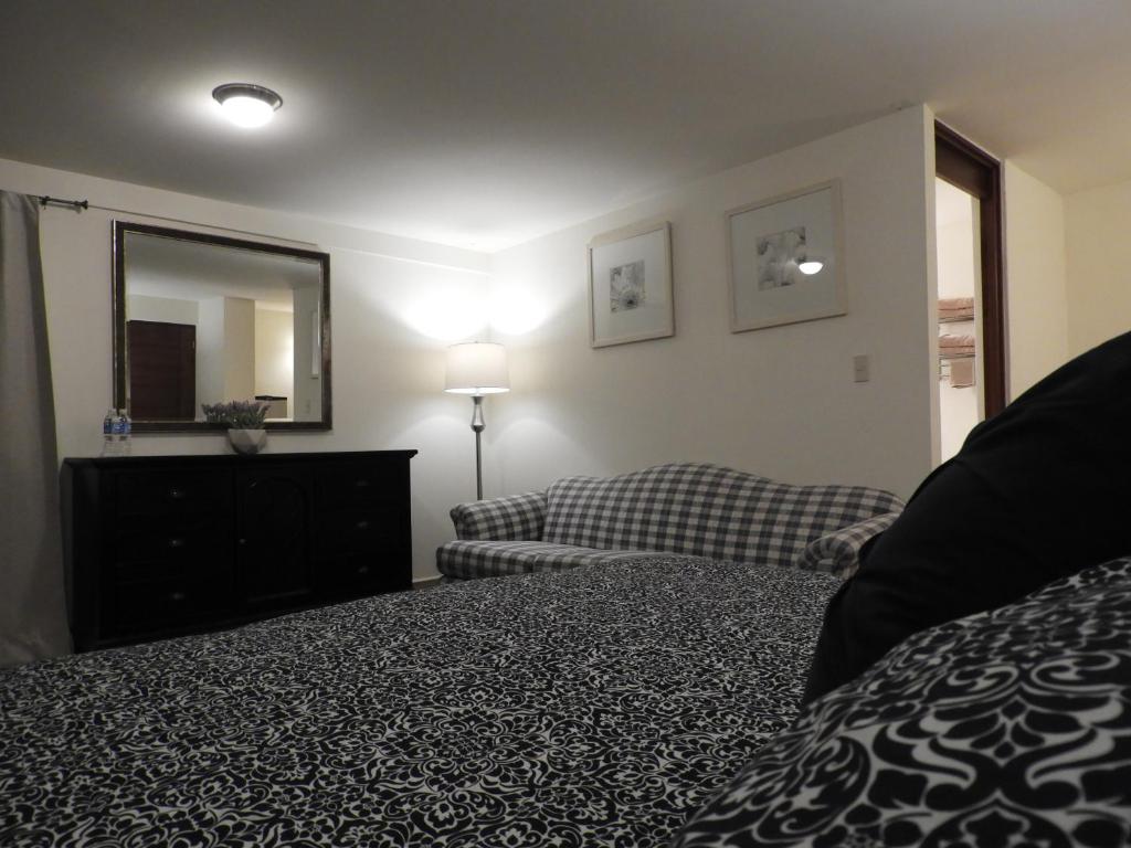 Una cama o camas en una habitación de Casona San Cayetano Suites & Lofts by SCE