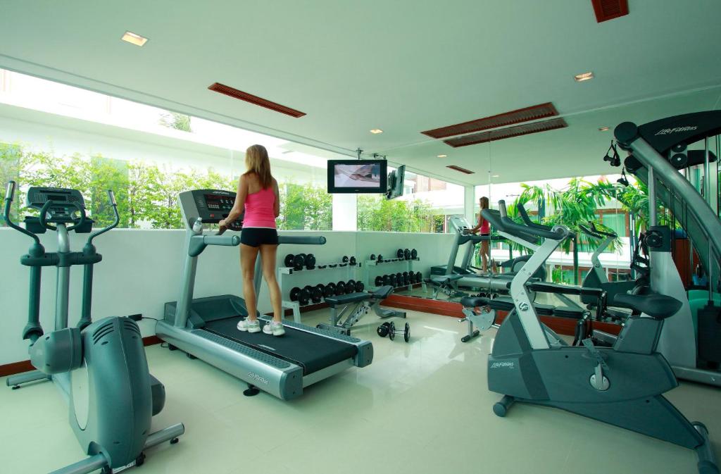 Fitness centrum a/nebo fitness zařízení v ubytování La Flora Resort Patong