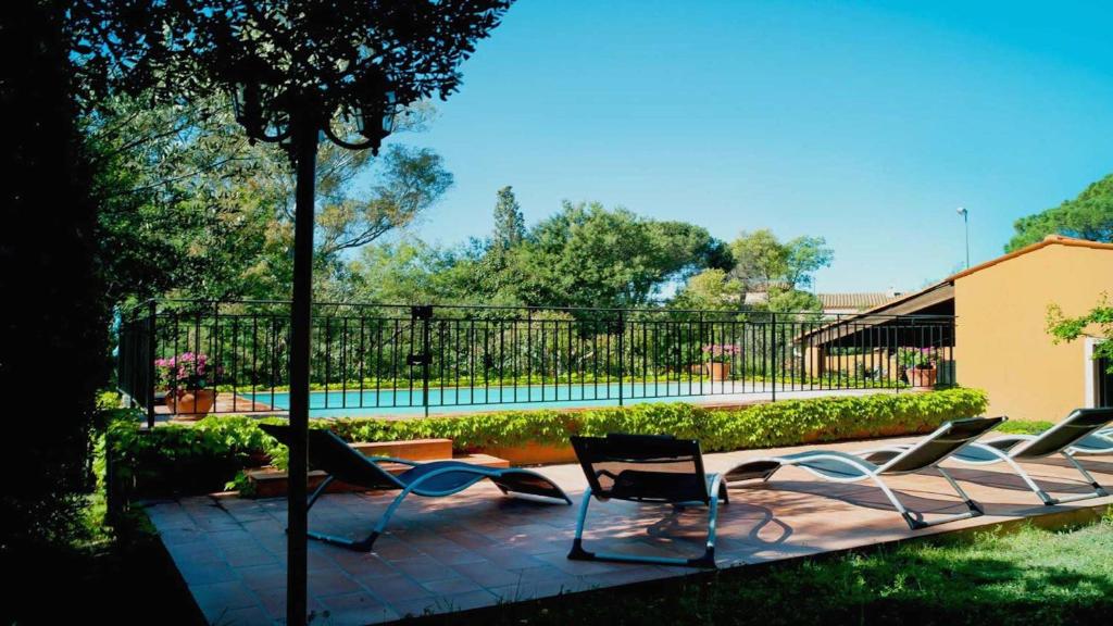 - un ensemble de chaises assises sur une terrasse avec piscine dans l'établissement Nakato, à Fréjus