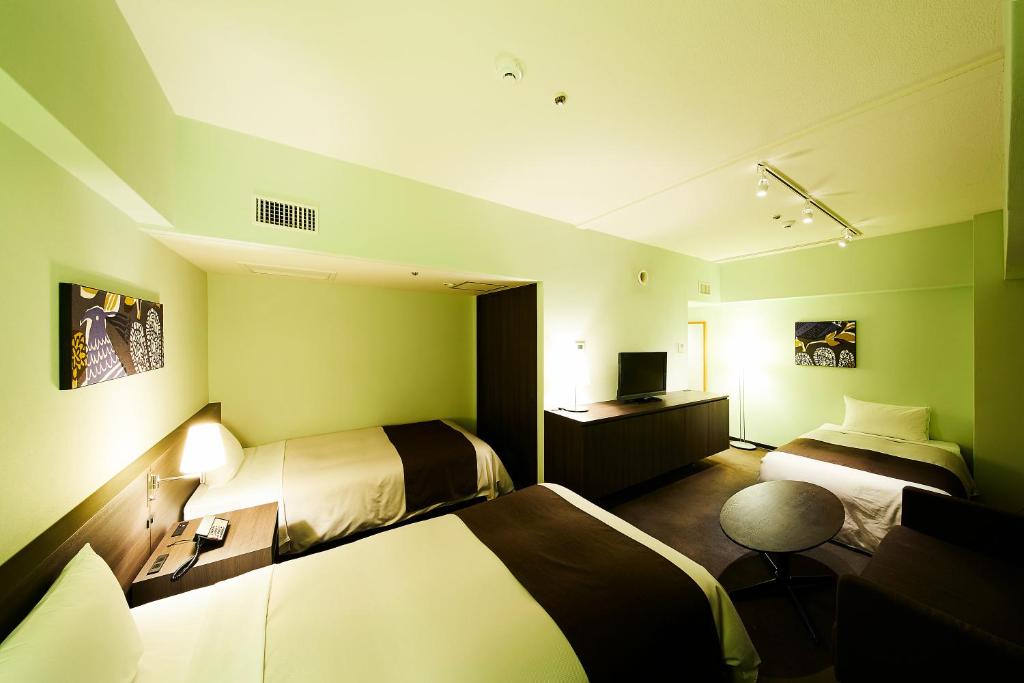 Postel nebo postele na pokoji v ubytování Ginza Grand Hotel