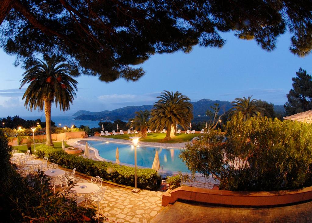Bazén v ubytování Resort Le Picchiaie nebo v jeho okolí