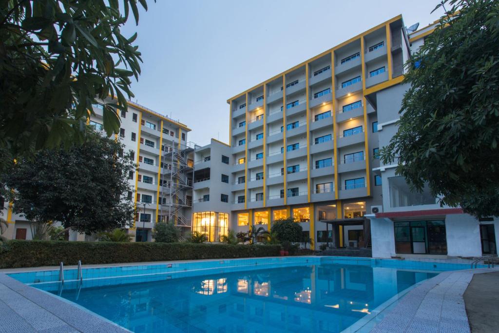 un hôtel avec une piscine en face d'un bâtiment dans l'établissement Hotel Siddhartha, Nepalgunj, à Nepalganj