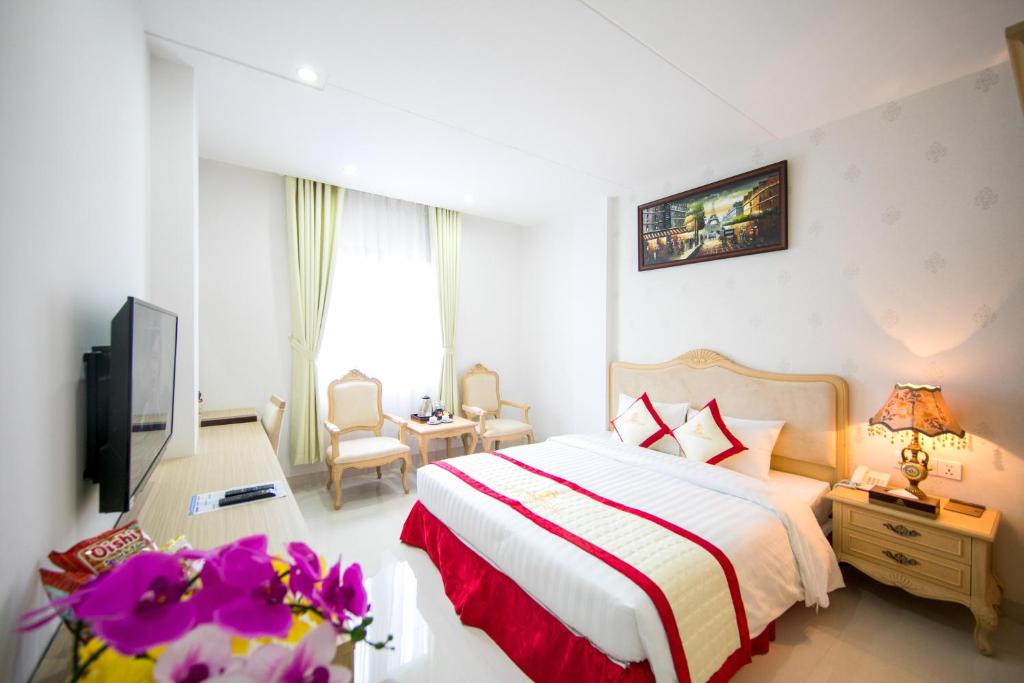 Giường trong phòng chung tại Le Saigon Hotel