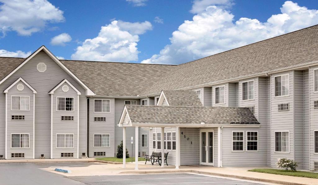 una gran casa blanca con techo en Microtel Inn &amp; Suites by Wyndham Joplin, en Joplin