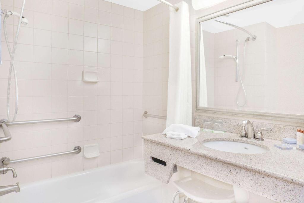 Wingate by Wyndham Ellicottville - Deluxe King Room - Disability Access - Non-Smoking