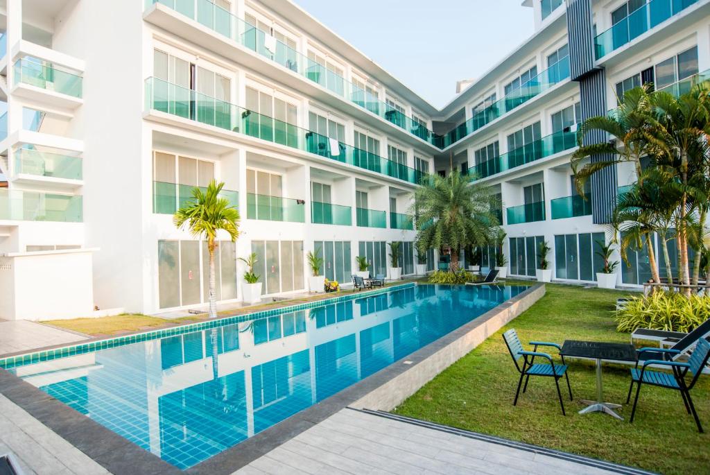 uma vista exterior de um edifício com piscina em Cozy Resort, A Boutique Hotel em South Pattaya