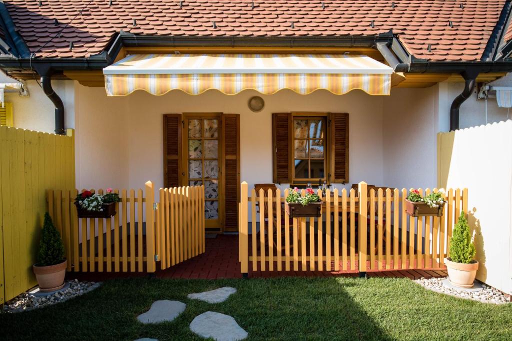 een houten hek voor een huis bij Apartma Marjetica 2 in Moravske-Toplice