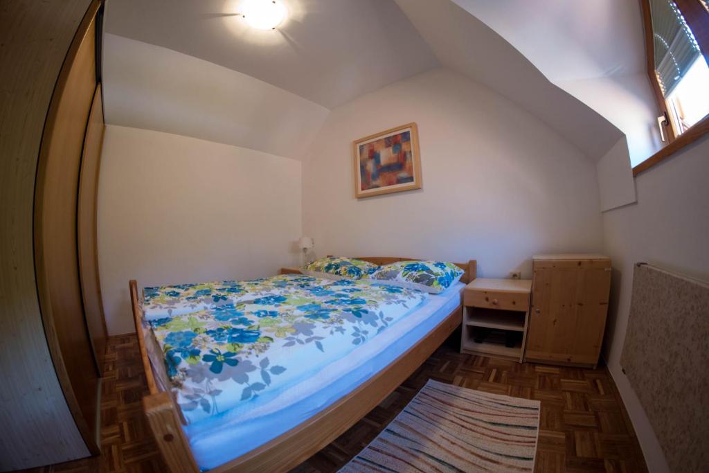 Postel nebo postele na pokoji v ubytování Apartma Marjetica 2