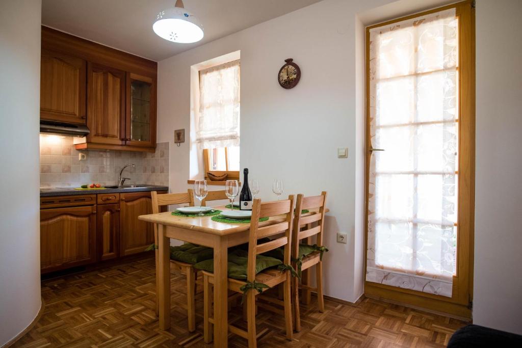 Kuchyň nebo kuchyňský kout v ubytování Apartma Marjetica 2