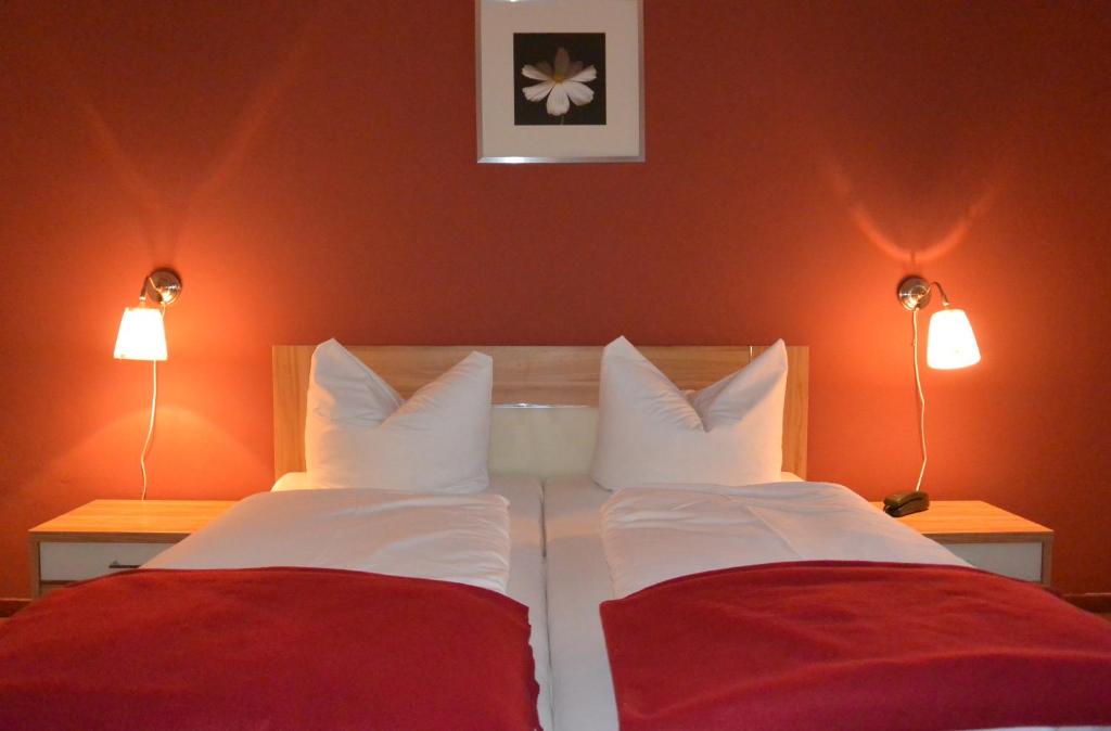Postel nebo postele na pokoji v ubytování Hotel Schlee