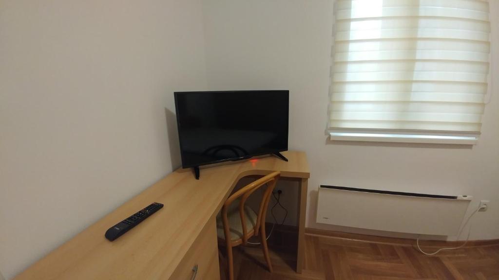 TV a/nebo společenská místnost v ubytování Apartment Harmonija