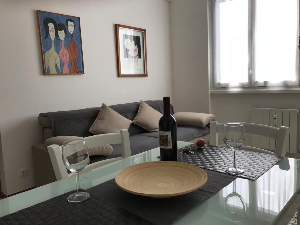 a living room with a table with a bottle of wine at Casa gli Scogli in Chiavari