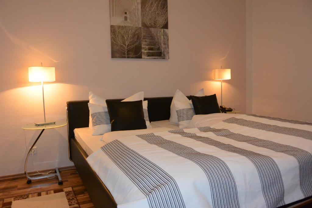 Postel nebo postele na pokoji v ubytování Hotel Schlee