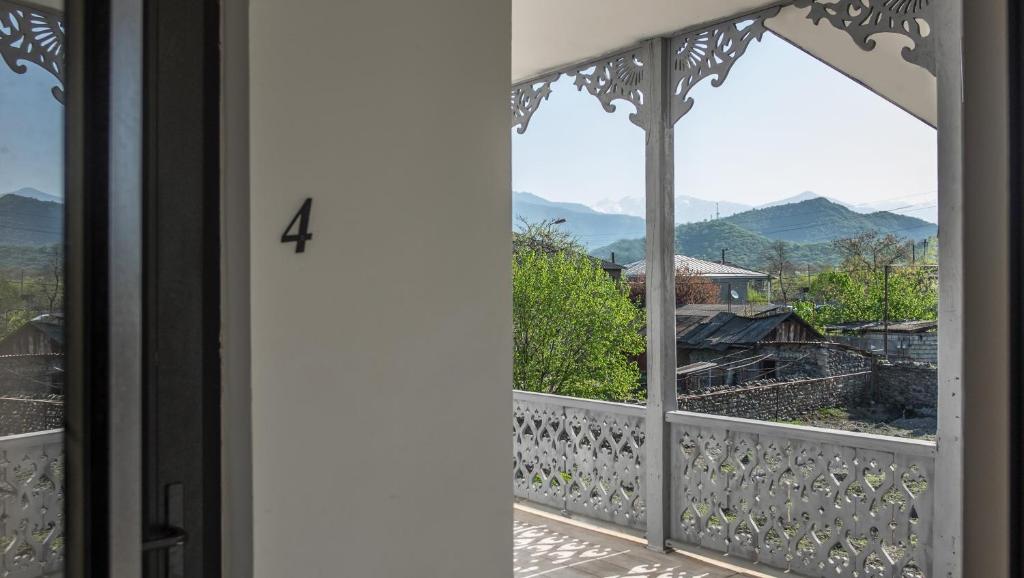 Nespecifikovaný výhled na hory nebo výhled na hory při pohledu z hostelu