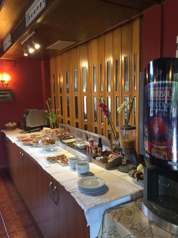 una cocina con una barra con comida. en Hotel Arnal, en Escalona