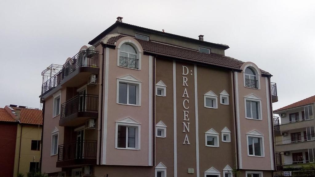 un edificio alto con la palabra farmacia en él en Dracena Guesthouse en Ravda