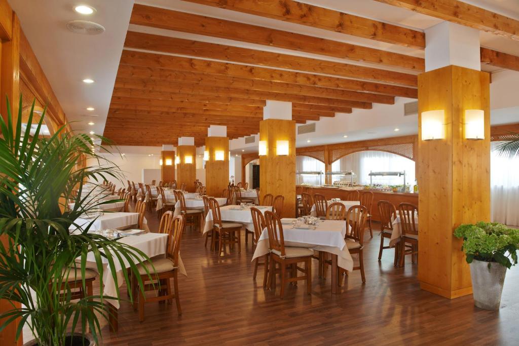 Reštaurácia alebo iné gastronomické zariadenie v ubytovaní Hipotels Mediterraneo Club