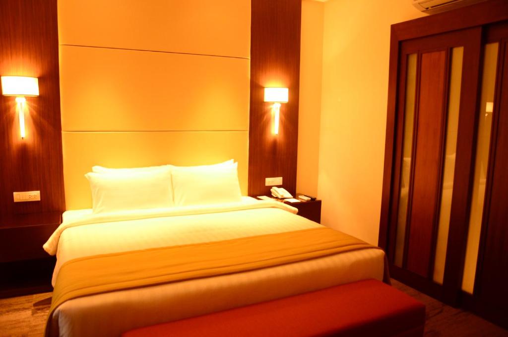 Postel nebo postele na pokoji v ubytování Hotel Monticello Tagaytay