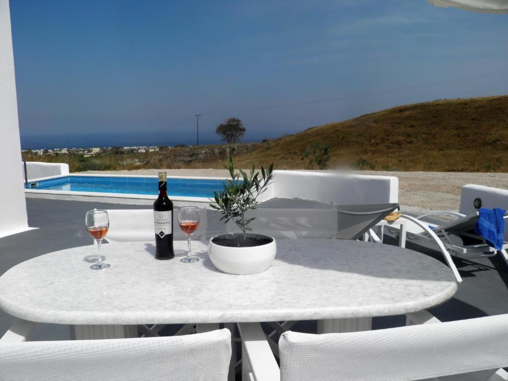 Bazén v ubytování Santorini Traditional Suites nebo v jeho okolí