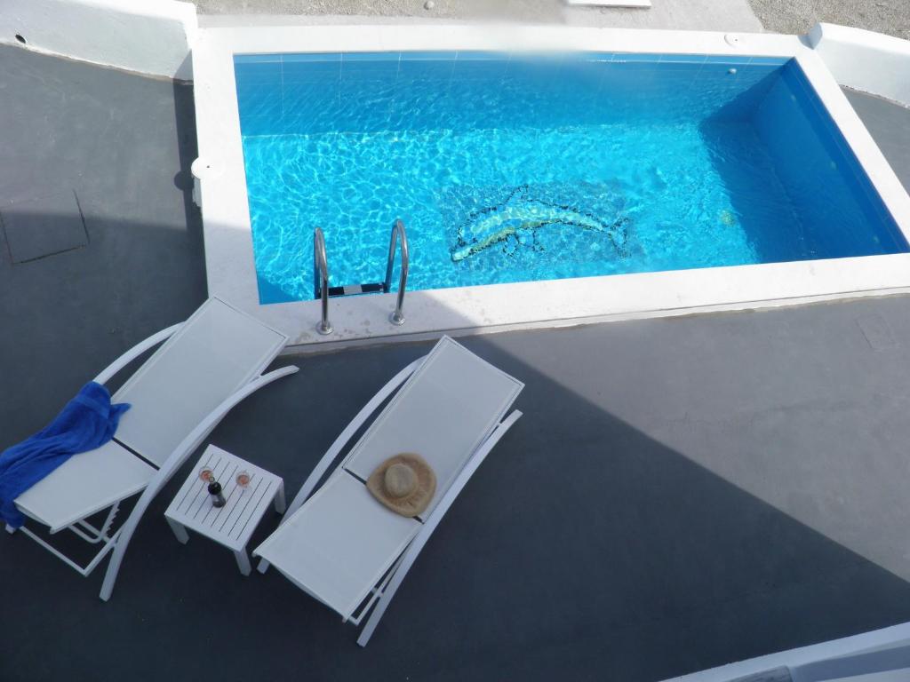 Bazén v ubytování Santorini Traditional Suites nebo v jeho okolí