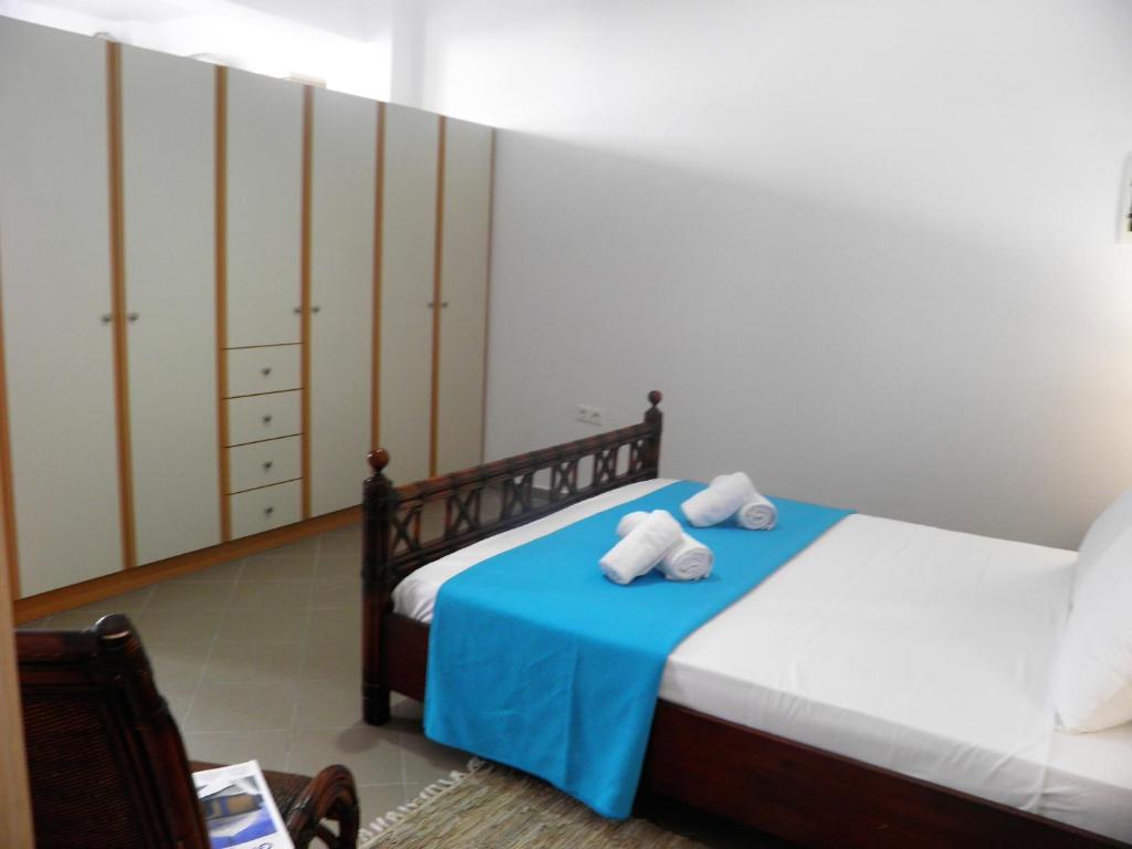 Postel nebo postele na pokoji v ubytování Santorini Traditional Suites