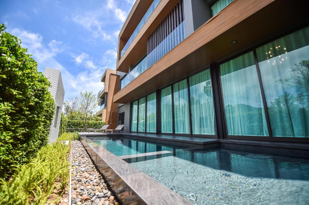 A piscina em ou perto de Glam Habitat - SHA Extra Plus