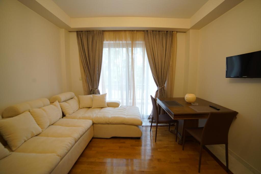 Televízia a/alebo spoločenská miestnosť v ubytovaní Corali Resort