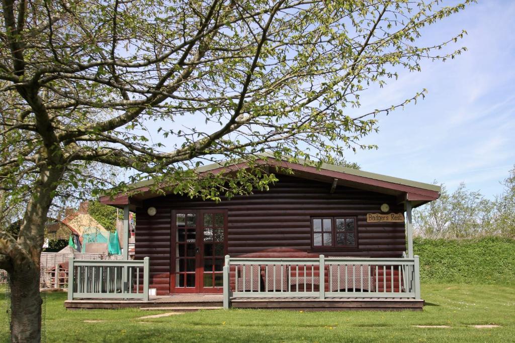 Wall Eden Farm - Luxury Log Cabins and Glamping - Medium Log Cabin - Pet Friendly
