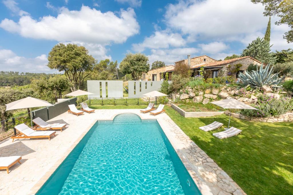 uma piscina no quintal de uma villa em Domaine Monte Verdi em Flayosc