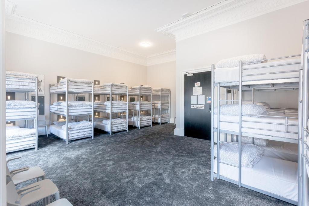 Postel nebo postele na pokoji v ubytování West End Hotel
