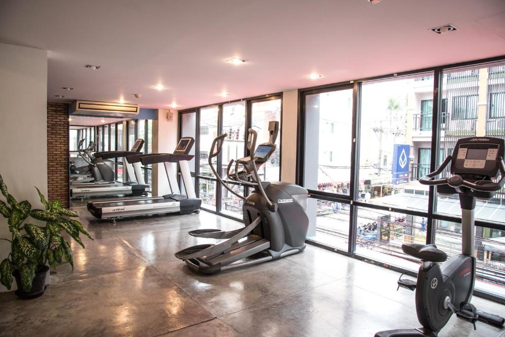 Fitness centrum a/nebo fitness zařízení v ubytování The Lantern Resorts Patong - SHA Extra Plus